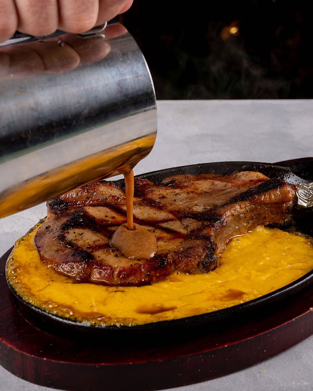 Cortes de carne a la parrilla con madera de guayacán